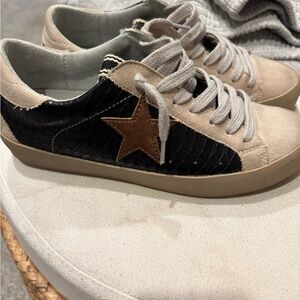 ShuShop Women's Black and Tan Star Sneakers